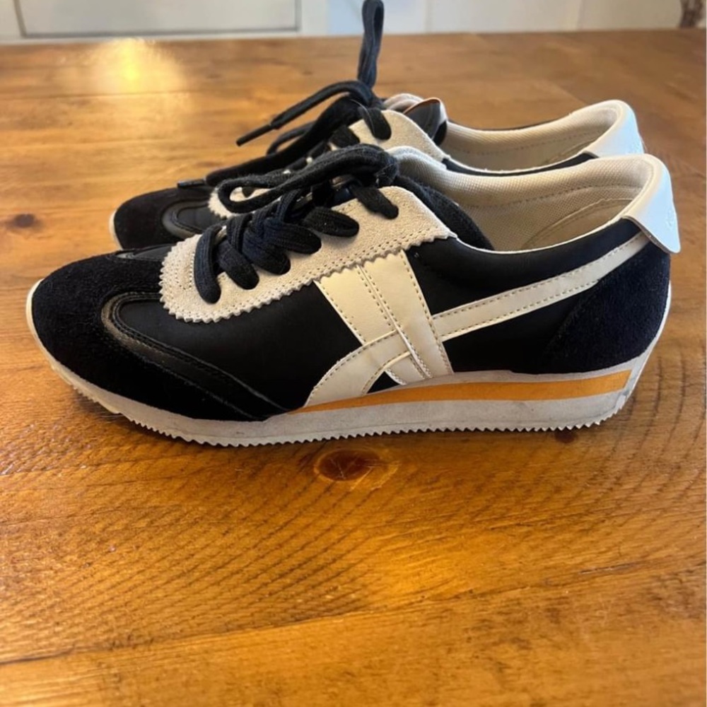 Tory Burch Hank Sneakers 7/7.5 runs small